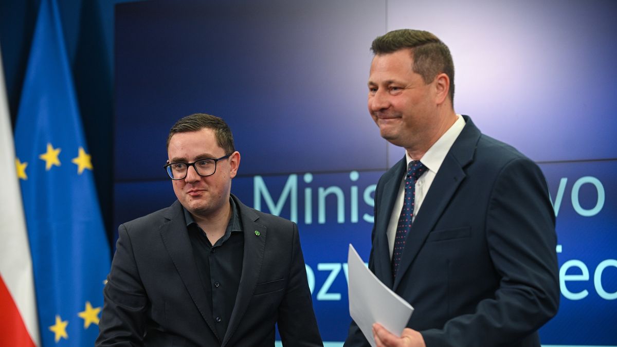 Warszawa, 17.07.2025. Minister rozwoju i technologii Krzysztof Paszyk (P) oraz wiceminister klimatu i środowiska Miłosz Motyka (L) podczas konferencji prasowej w siedzibie MRiT w Warszawie, 17 bm. (sko) PAP/Marcin Obara