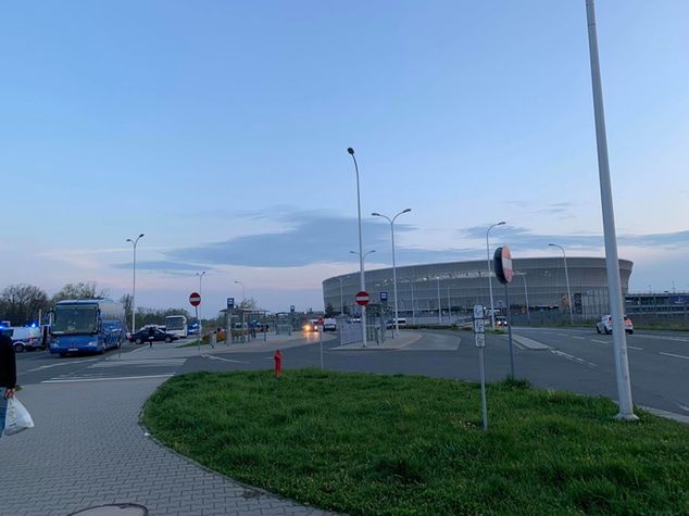 Policja pod stadionem we Wrocławiu. Na dalszym planie rząd radiowozów z włączonymi syrenami. Fot. Łukasz Kuczera/WP SportoweFakty