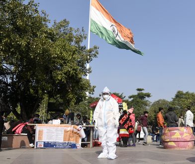 Dramatyczna sytuacja w Indiach. Kolejne kraje zakazują podróży