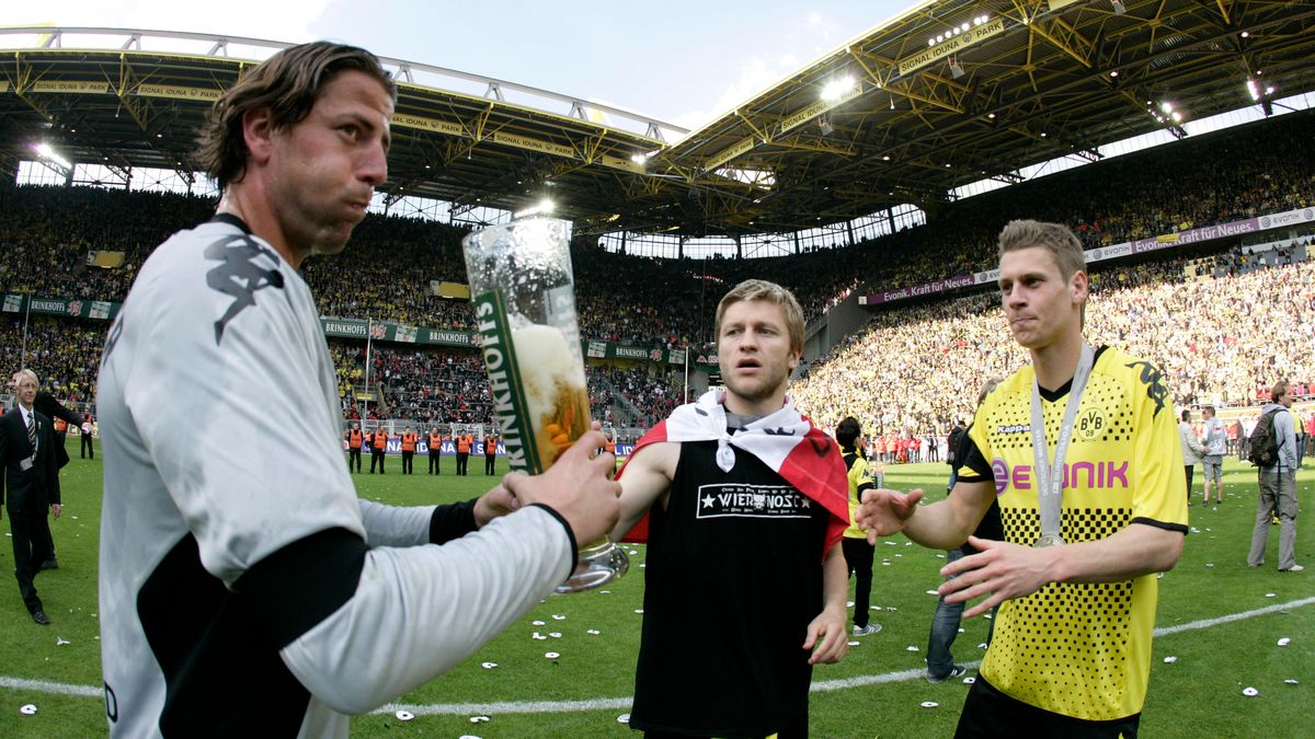 Zdjęcie okładkowe artykułu: Newspix / REVIERFOTO/PRESSFOCUS / Jakub Błaszczykowski (w środku) podczas fety z okazji zdobycia mistrzostwa Niemiec 2011