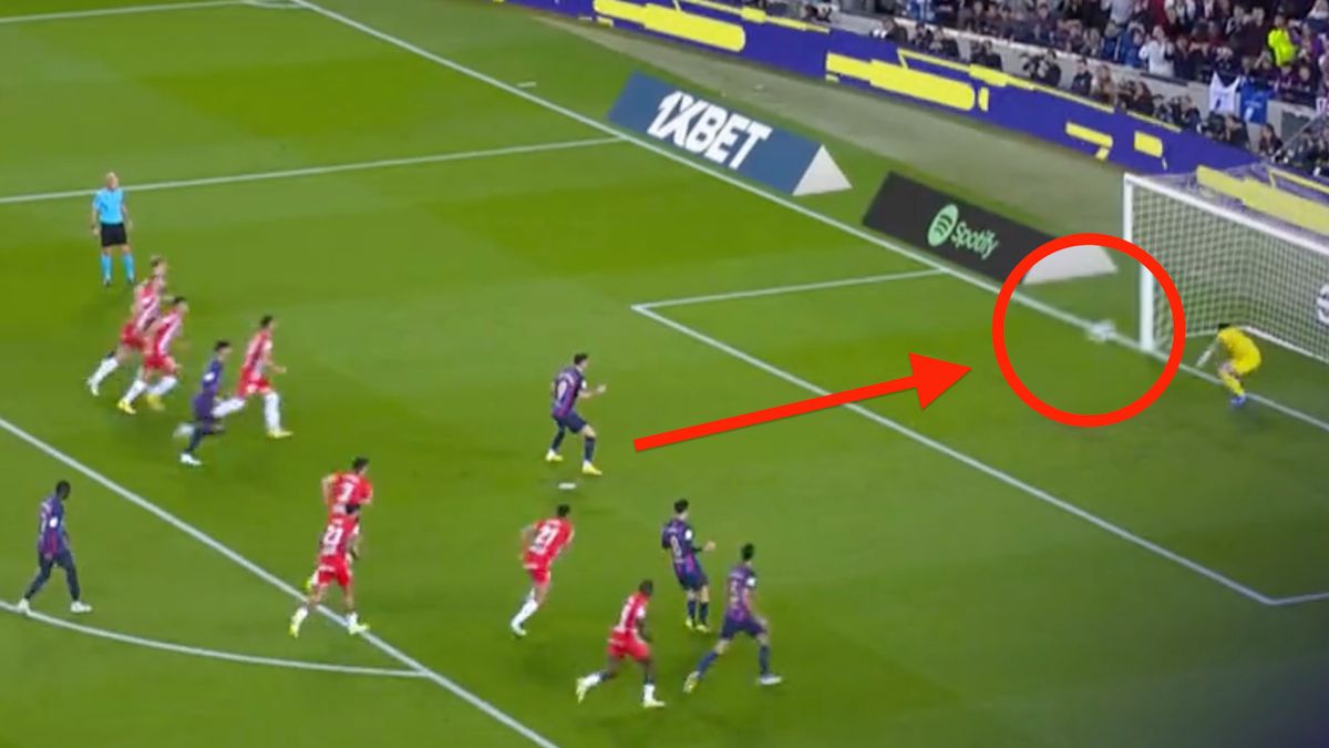 Twitter / Twitter/Canal+ / Robert Lewandowski spudłował pierwszy rzut karny wykonywany w barwach Barcelony.