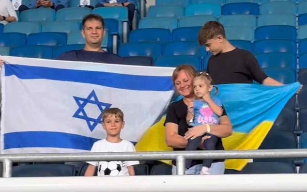 Rodzina z flagami Izraela i Ukrainy podczas meczu Dynamo - Maccabi / fot. www.instagram.com/fc_dynamo_kyiv