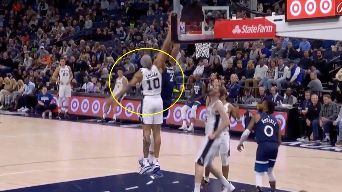 Twitter / Bally Sports San Antonio / Jeremy Sochan w akcji