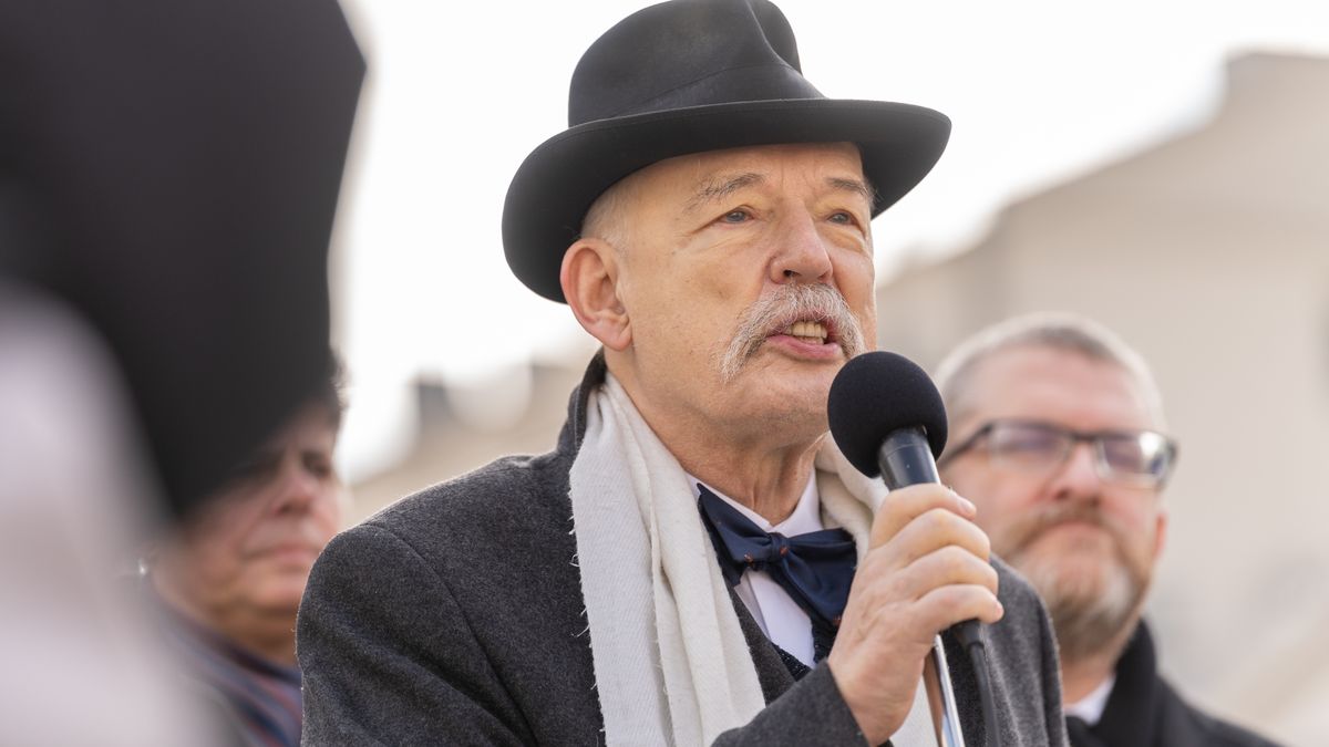 WARSAW, POLAND - 2024/02/24: Right wing politician Janusz Korwin-Mikke speaks to protesters during the demonstration. The Konfederacja Korony Polskiej (Confederation of the Polish Crown) (Polish far-right party) organized a protest against the European Union migrant relocation pact. During the demonstration, the crowd chanted anti-Ukrainian, anti-European and anti-immigrant slogans. (Photo by Marek Antoni Iwaczuk/SOPA Images/LightRocket via Getty Images)