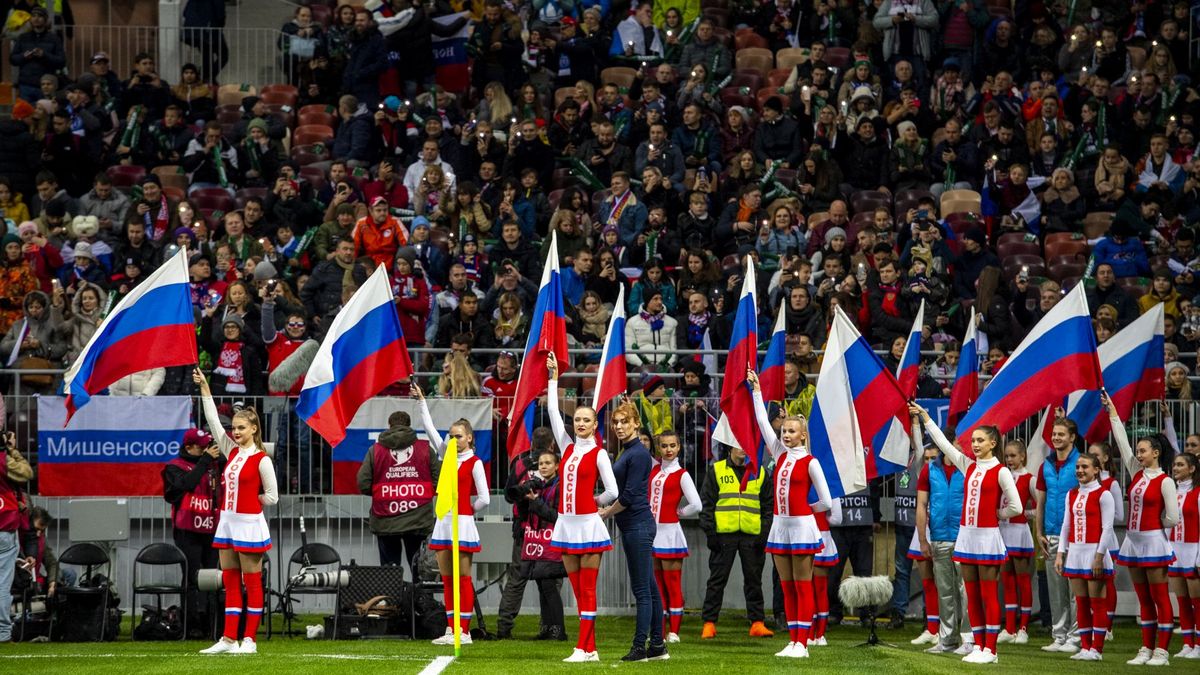 flagi Rosji przed piłkarskim meczem