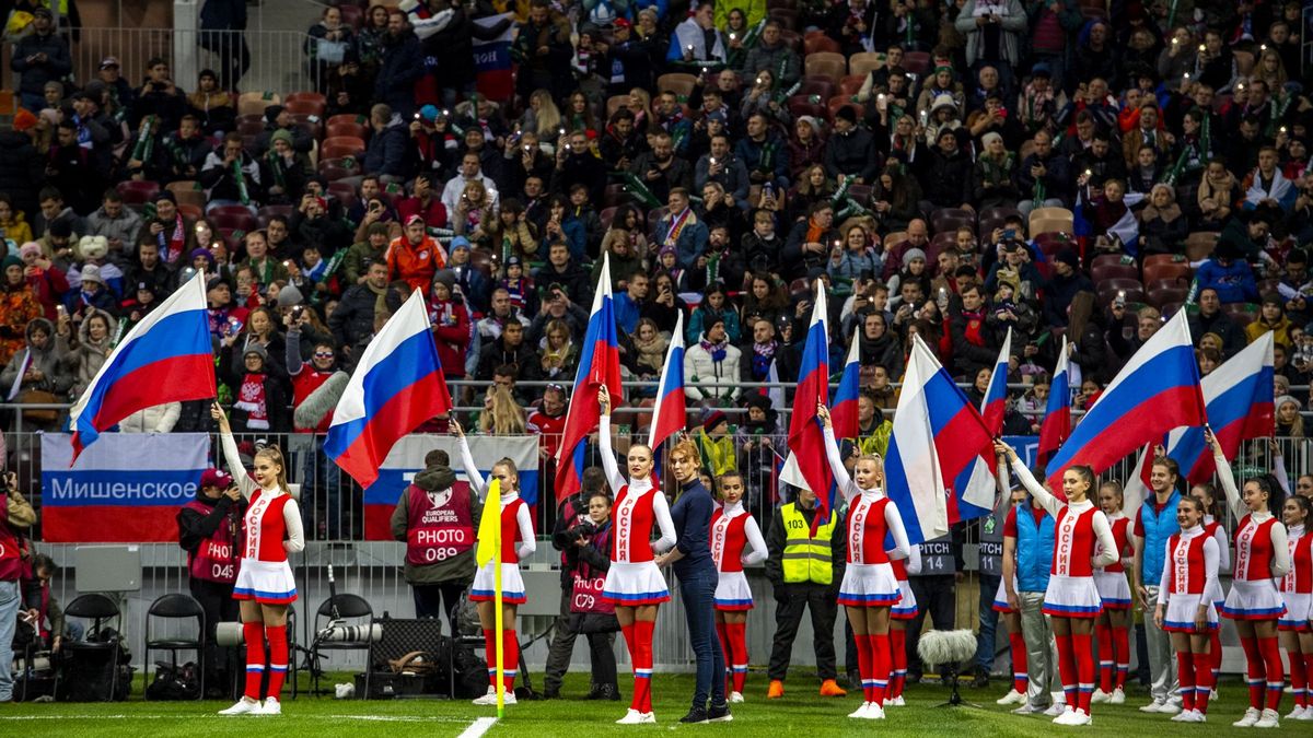 Getty Images / Alan Harvey/SNS Group  / Na zdjęciu: flagi Rosji przed piłkarskim meczem