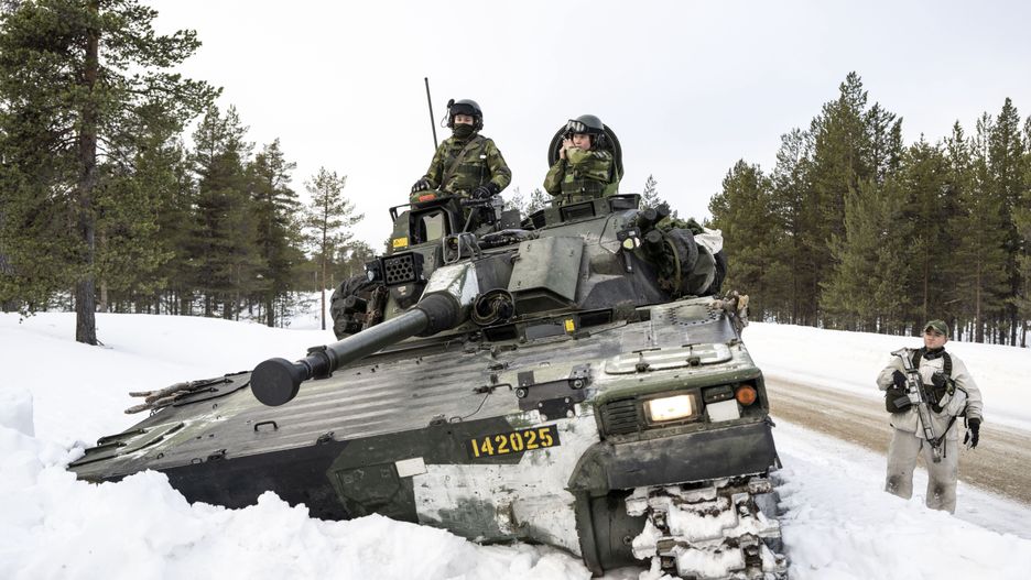 NATO holds Nordic Response 2024 military exercise in Finland
epa11200216 Swedish soldiers from the Norrlandsbrigade in Boden on a combat vehicle 90 during training together with Finnish hunting units in Hetta, northern Finland, 05 March 2024. The exercise is part of Nordic Response, which is a Norwegian national exercise that is carried out in northern Sweden, Norway and Finland with associated airspace and waters. According to the NATO, military staff from 13 NATO Allies and Partners will be participating in exercise Nordic Response 2024, part of the Steadfast Defender exercise series, in Norway, Finland and Sweden, running between 03 to 14 March.  EPA/Anders Wiklund SWEDEN OUT 
Dostawca: PAP/EPA.
Anders Wiklund