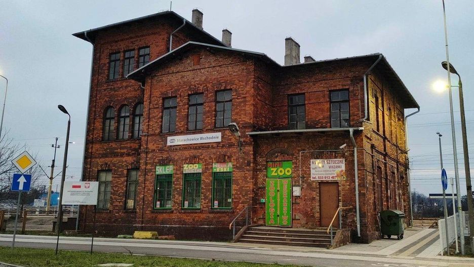 Budynek dworca PKP w Starachowicach Wschodnich.