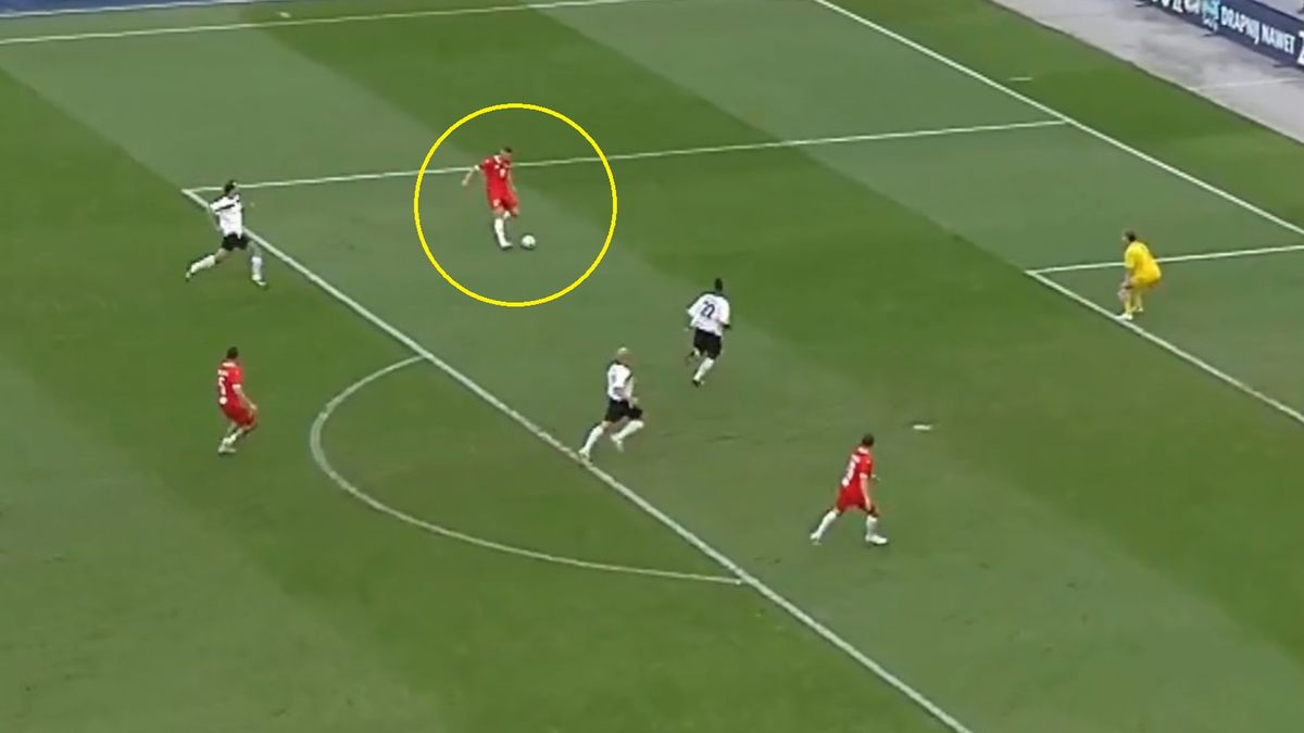 Twitter / TVP SPORT / asysta Lukasa Podolskiego