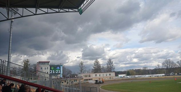 Nad stadionem zaczynają zbierać się ciemne chmury (fot. Stanisław Wrona)