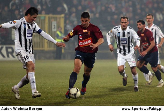 Z prawej Zlatohlavy asekurujący kapitana Sandecji w meczu z Pogonią