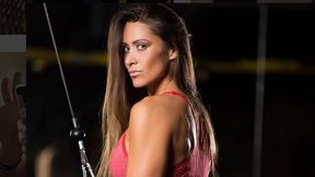 Kocha skoki ze spadochronem. Zobacz zdjęcia seksownej instruktorki z Francji