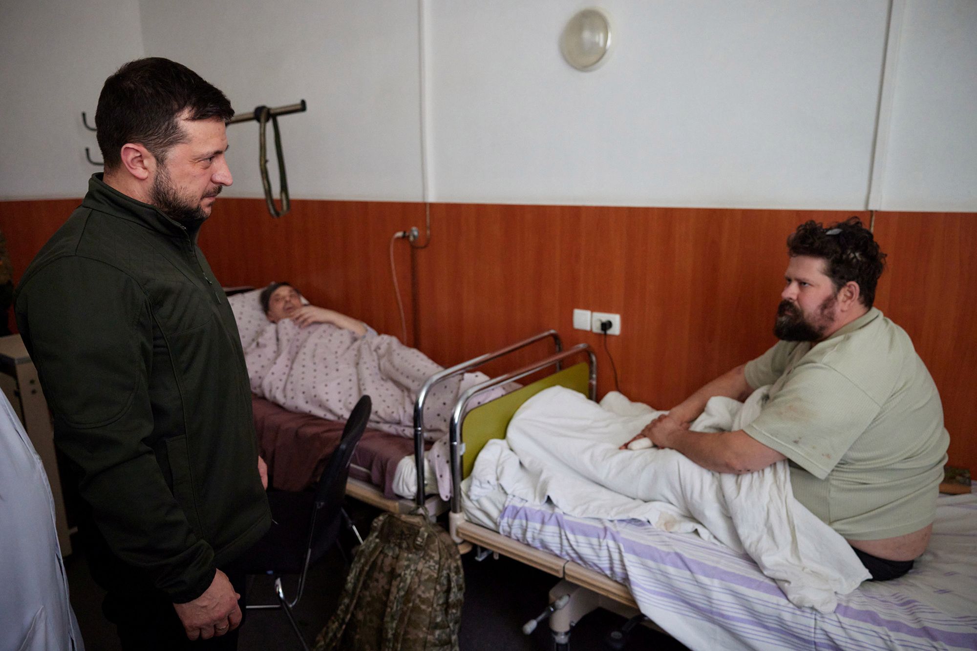 Wojna w Ukrainie. Zełenski się nie ukrywa i odwiedza rannych w kijowskim szpitalu 3
