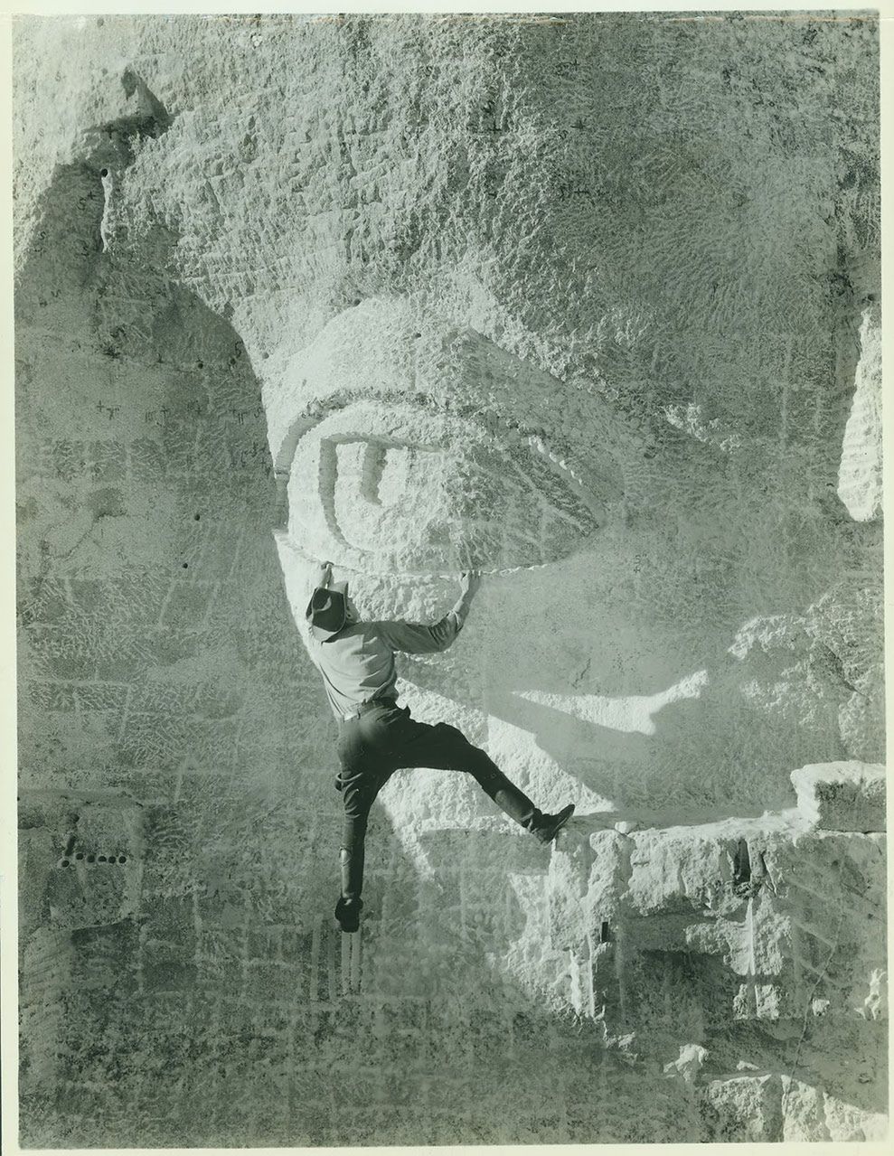 Mężczyzna ze zdjęcia wspina się na oko jednego z prezydentów USA, uwiecznionych na Górze Rushmore.