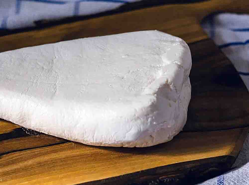 Kupiłeś ten ser w Auchan? Natychmiast oddaj, chodzi o szkło i tworzywo sztuczne