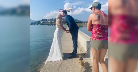 Kobieta z psem zniszczyła mu zdjęcie ślubne. Fotograf przeżywał to jak nikt inny