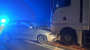 Czołowe zderzenie na DK17. 48-latka z promilami wjechała wprost pod ciężarówkę