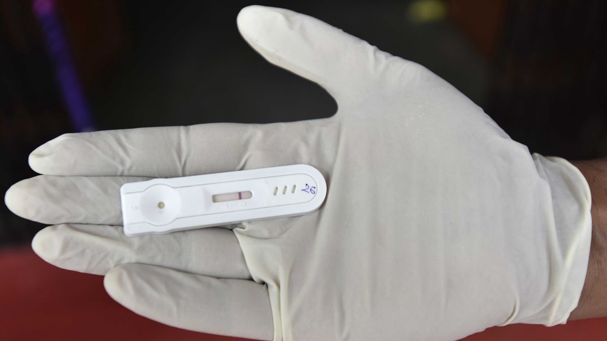 Sklepowe testy na przeciwciała COVID-19 do wykonania w domu. Czy to dobry pomysł?