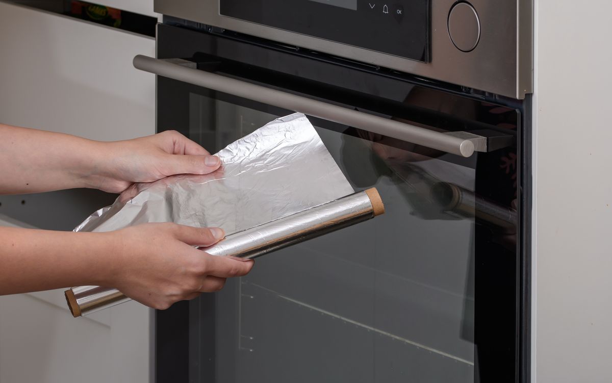 Folia aluminiowa bardzo często przydaje się w kuchni