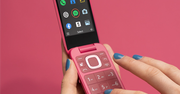 Telefony z klapką wrócą? Młodzi coraz mocniej je doceniają