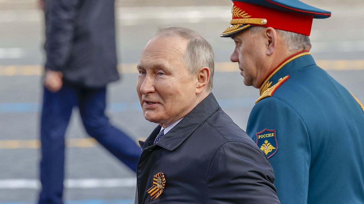 Na zdjęciu Władimir Putin w płaszczu. Za nim kroczy Siergiej Szojgu w pełnym mundurze