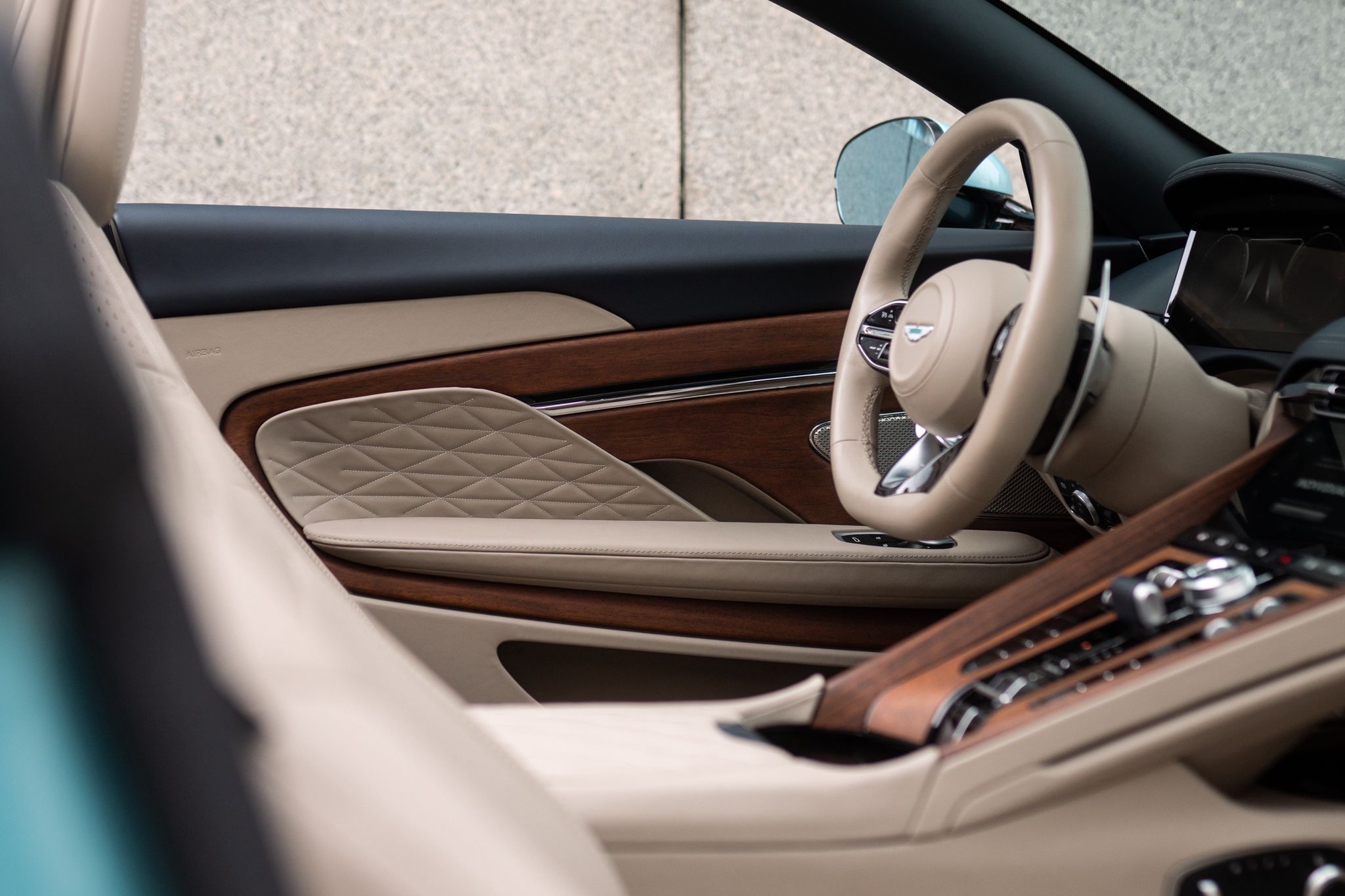 Aston Martin DB12 Volante