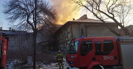 Strażacy od kilku godzin walczą z pożarem zabytkowego dworku w centrum Lublina
