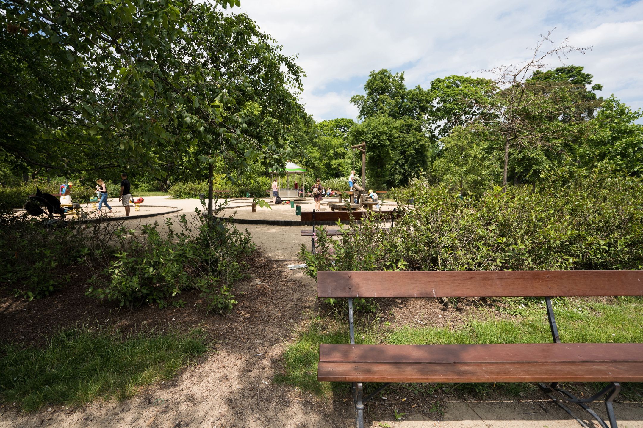 ławka park ławeczka staw wiosna zieleń