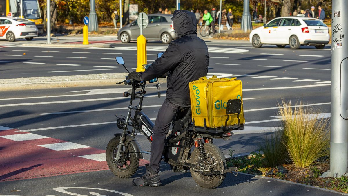 Logo Arkadiusz Zi�?ek
Fot. Arkadiusz Ziolek/East News. Warszawa.
n/z Rowerzysta z Glovo na nielegalnym rowerze elektrycznym na sciezce rowerowej.
ARKADIUSZ ZIOLEK