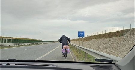 Pojechał na rowerze "ekspresówką". Chciał skrócić sobie drogę