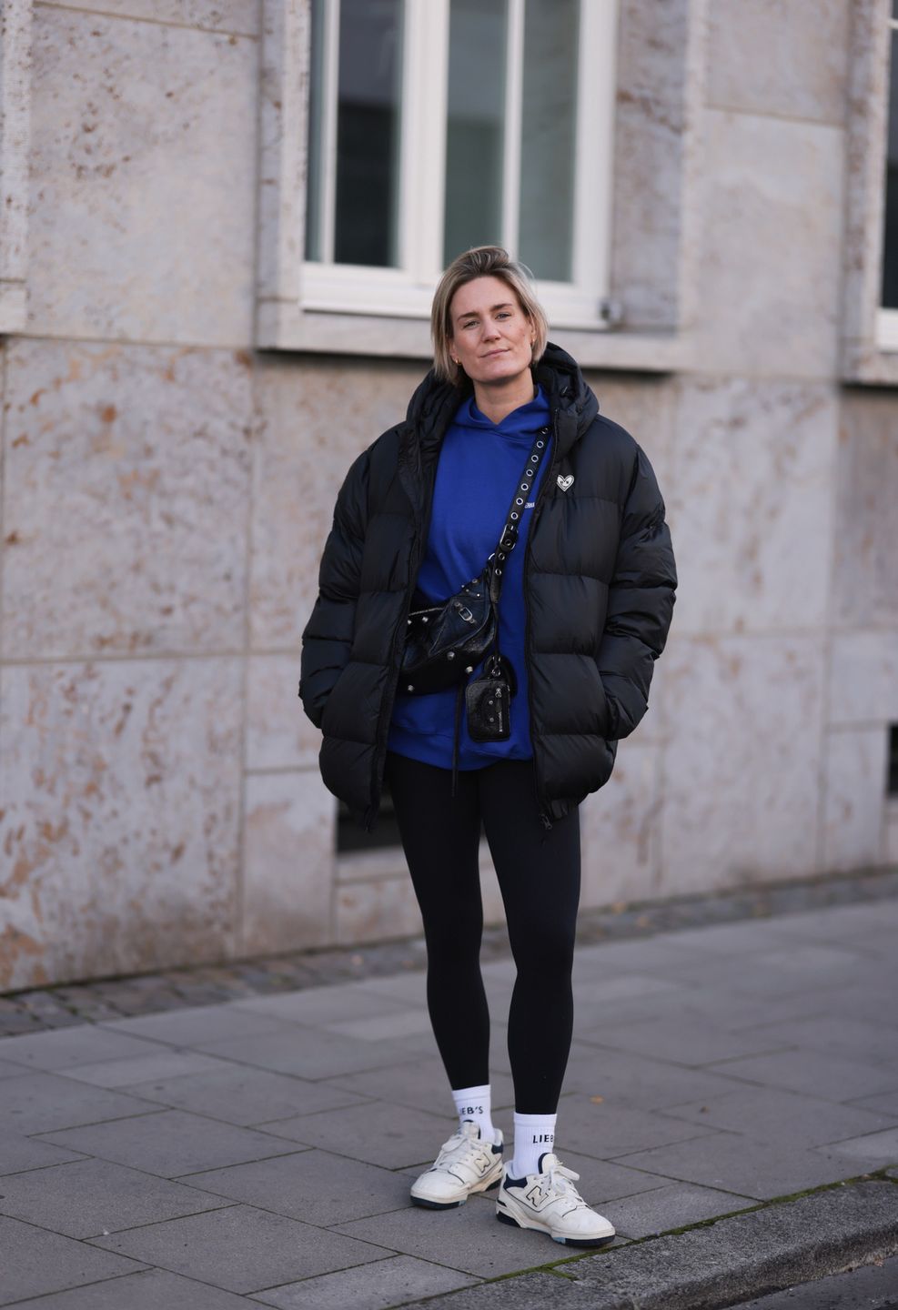 Puchowy płaszcz odnajdzie się także w zestawie sportowym 