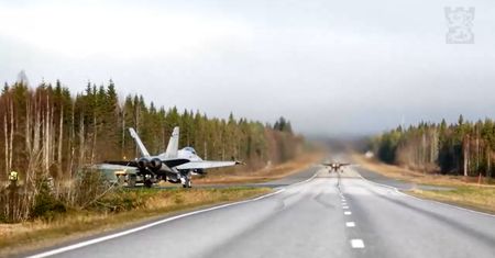 Droga jako lotnisko. Fińscy piloci F/A-18 Hornet trenują starty z DOL-a
