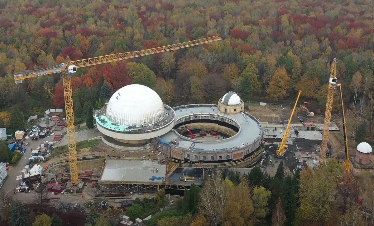 Przebudowa planetarium wydłużyła się w czasie, właśnie zamontowano kapsułę czasu