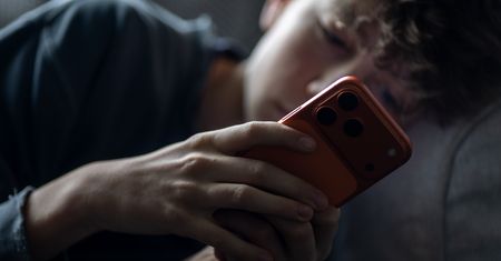 Namalował sobie wąsa. Teraz Meta będzie skanować dzieciom kości