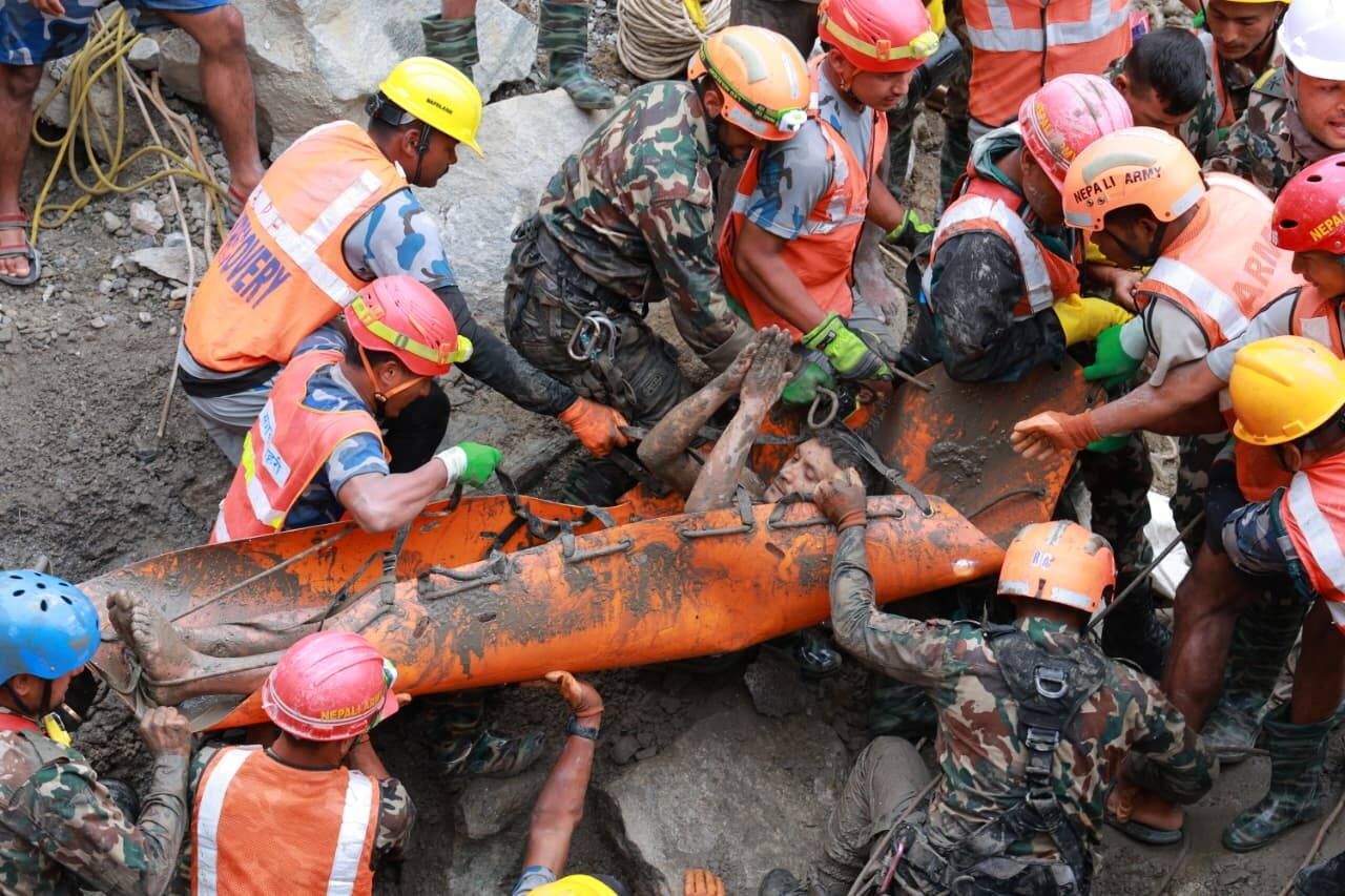 Nepal po powodzi: Cud ratownictwa w zalanym tunelu i koszmar strat miliardowych