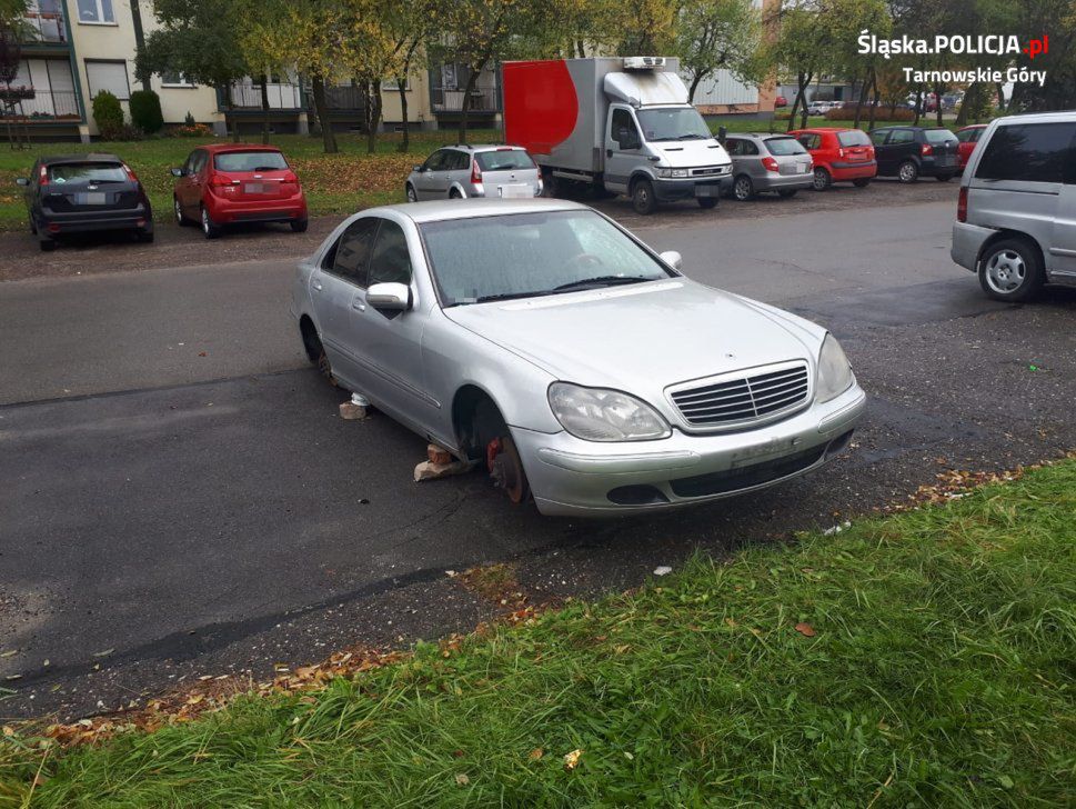 Rozbiórka mercedesa nie zakończyła się szczęśliwie dla 21-latka z Tarnowskich Gór.