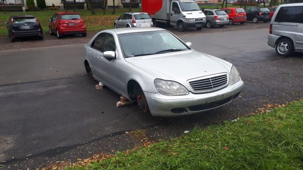 Rozbiórka mercedesa nie zakończyła się szczęśliwie dla 21-latka z Tarnowskich Gór.