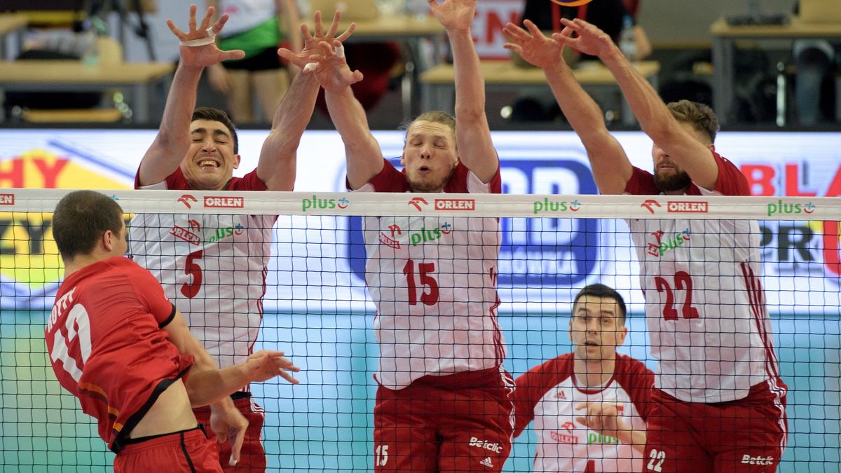 polscy siatkarze skaczący do bloku w meczu z Belgią