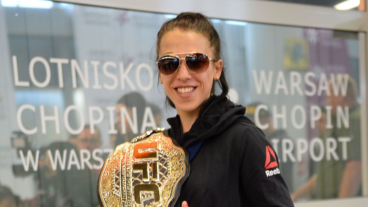 Newspix / Fot. Marek Biczyk/Newspix.pl / Joanna Jędrzejczyk z pasem UFC