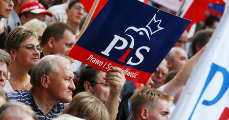 Garnitury, garsonki i balowe suknie Lichockiej. Opisał kulisy imprezy PiS