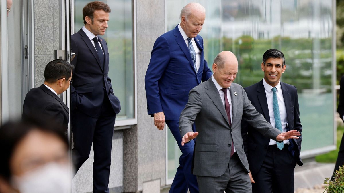 Szczyt G7 w Hiroszimie
France's President Emmanuel Macron, US President Joe Biden, Germany's Chancellor Olaf Scholz and Britain's Prime Minister Rishi Sunak arrive for a family photo before their working lunch meeting on economic security as part of the G7 Leaders' Summit, in Hiroshima on May 20, 2023. (Photo by LUDOVIC MARIN / POOL / AFP)
LUDOVIC MARIN