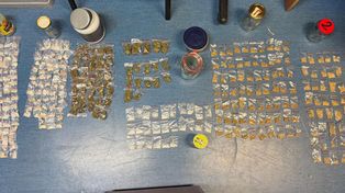 Wołomin: Lokalny diler na celowniku policji. W mieszkaniu miał ponad pół kilograma poporcjowanych narkotyków