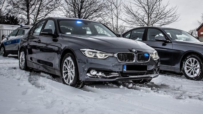 Wciąż niewielu kierowców, widząc w lusterku bmw, podejrzewa, że to policja
