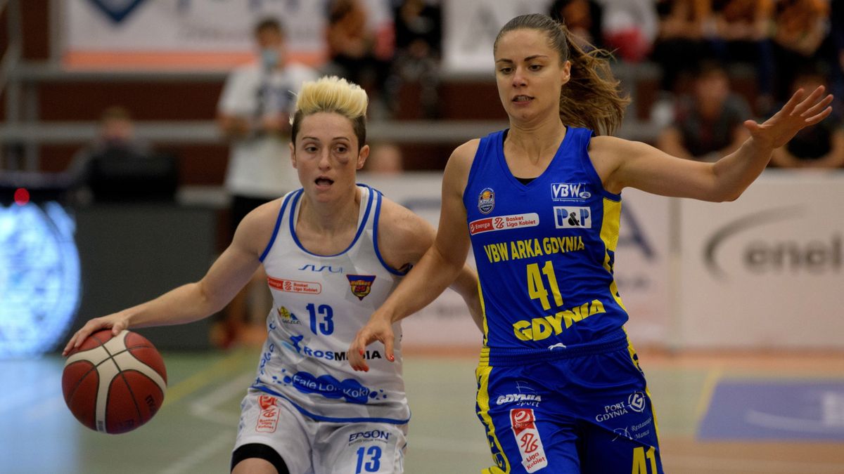 koszykarka drużyny VBW Arka Gdynia Barbora Balintova (z prawej) i Julie McBride (z lewej) z zespołu Basket 25 Bydgoszcz 
