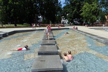 Pływalnia czy fontanna na pl. Litewskim? Rodzice ignorują zakaz, dzieci ryzykują zdrowiem