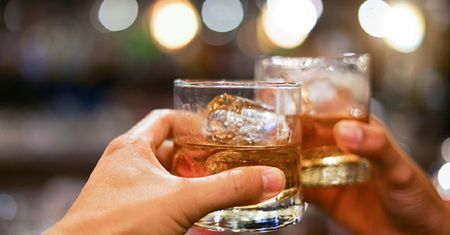 Alkohol nie taki szkodliwy, jak sądziliśmy? Badanie: 1-2 drinki tygodniowo mogą zmniejszyć ryzyko zgonu z powodu chorób serca