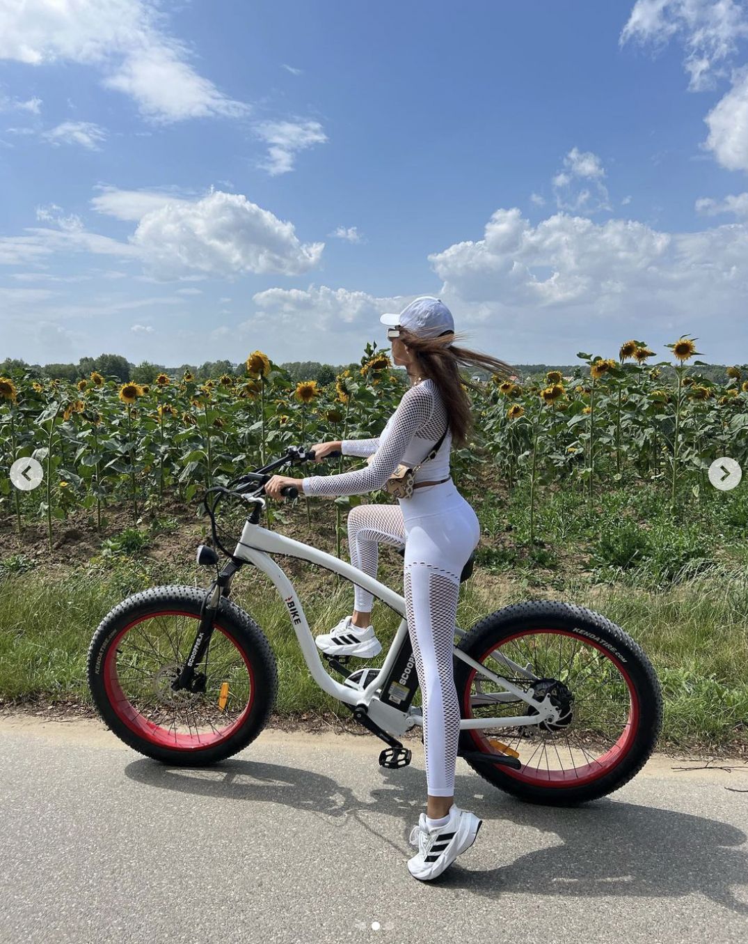 Natalia Siwiec w białym wdzianku podziwia polskie krajobrazy