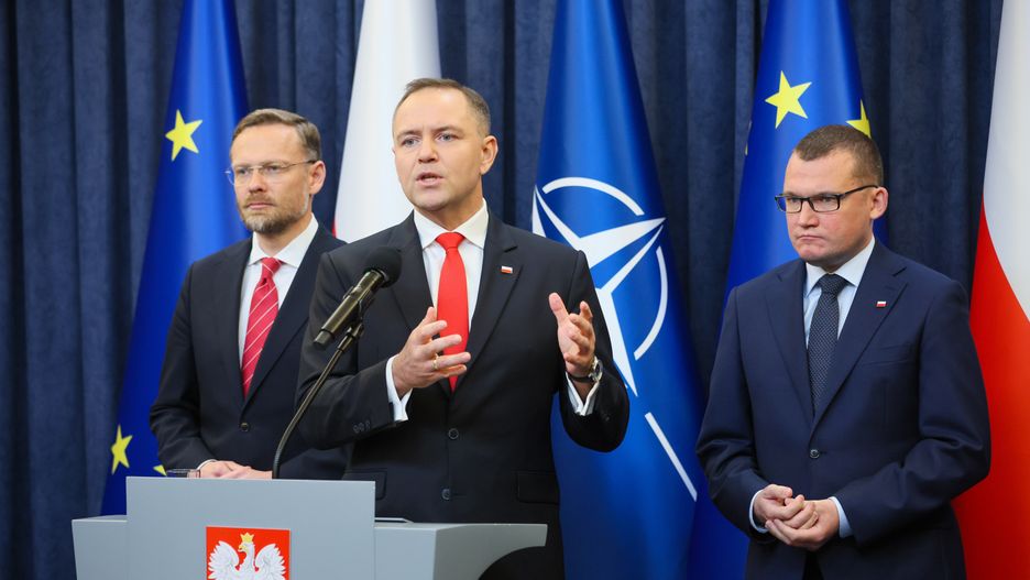 Warszawa, 25.08.2025. Prezydent RP Karol Nawrocki (C), szef gabinetu prezydenta Paweł Szefernaker (P) oraz szef Kancelarii Prezydenta Zbigniew Bogucki (L) podczas konferencji prasowej w Pałacu Prezydenckim w Warszawie, 25 bm. Prezydent poinformował o zawetowaniu ustawy o krajowym kodeksie skarbowym oraz o podpisaniu dwóch kolejnych nowelizacji Karty Nauczyciela. (amb) PAP/Leszek Szymański