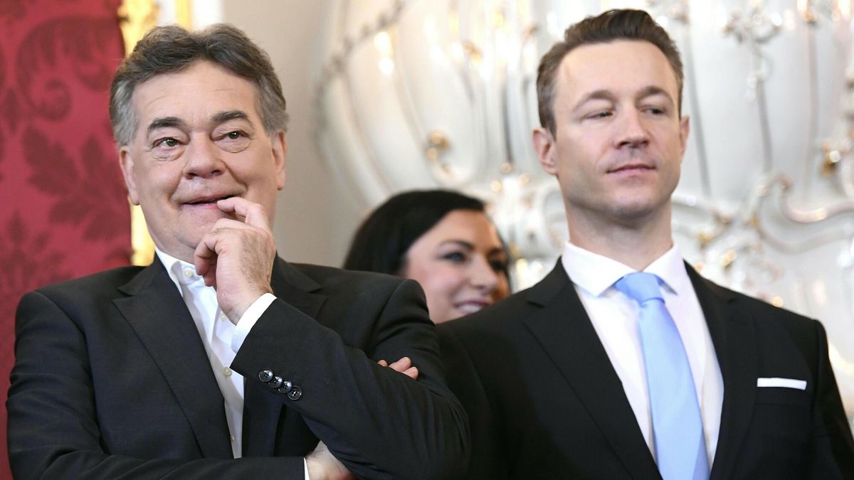 Ceremonia zaprzysi??enia nowego rz?du AustriiAustrian leader of the Green party Werner Kogler (L) stands next to newly appointed Minister of Economy and Finance Gernot Bluemel during a swearing-in ceremony of the new coalition government on January 7, 2020 at the President's office in Vienna, Austria. - Austrian leader of the Green party Werner Kogler stands next to newly appointed Minister of Economy and Finance Gernot Bluemel (Photo by HANS KLAUS TECHT / APA / AFP) / Austria OUTHANS KLAUS TECHT