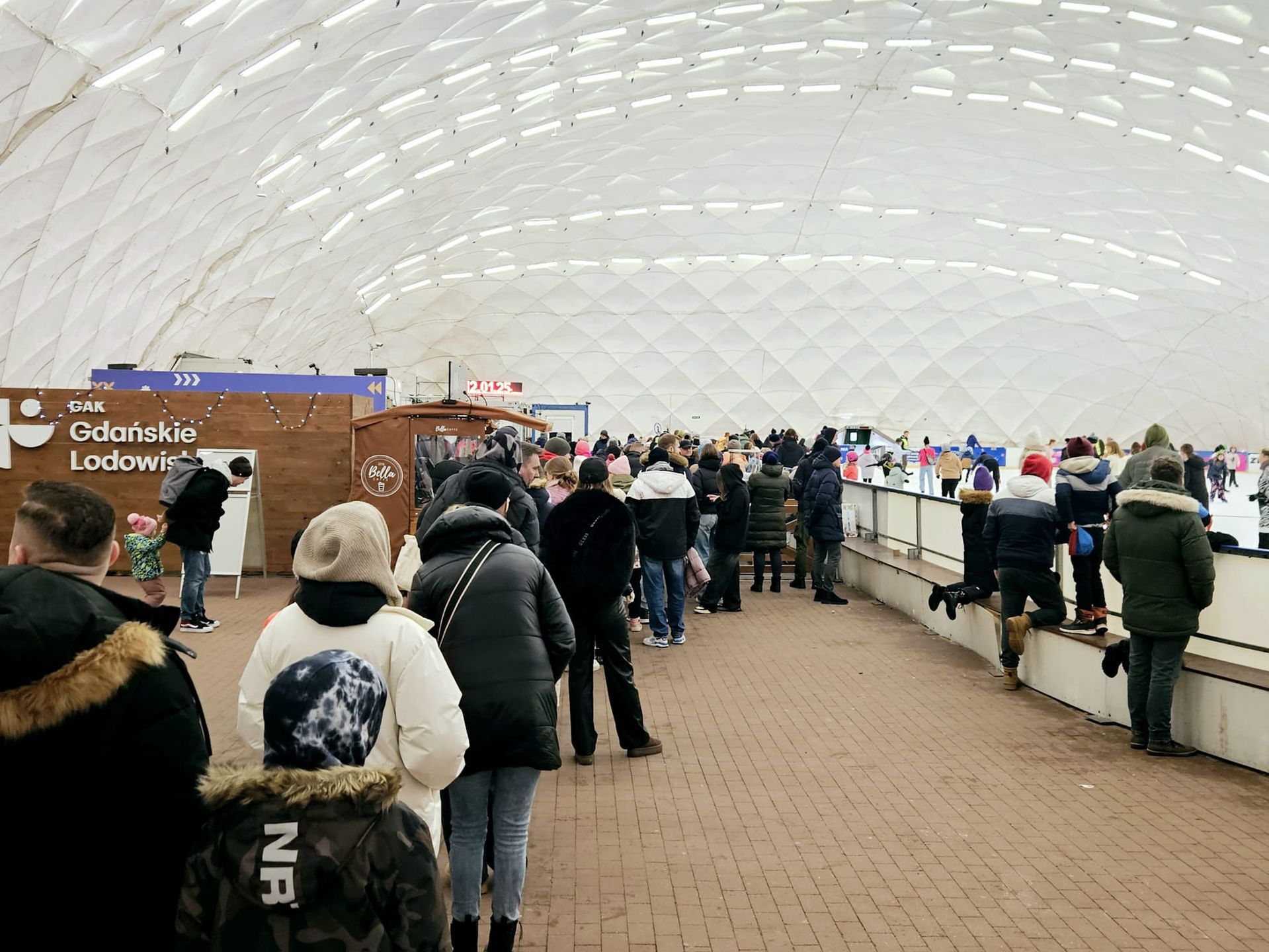 Konieczność czekania w kolejkach nie zniechęca amatorów łyżwiarstwa